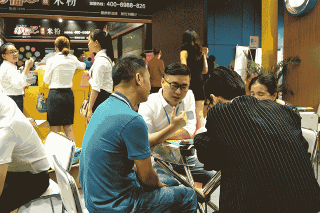 粥員外展會商談圖
