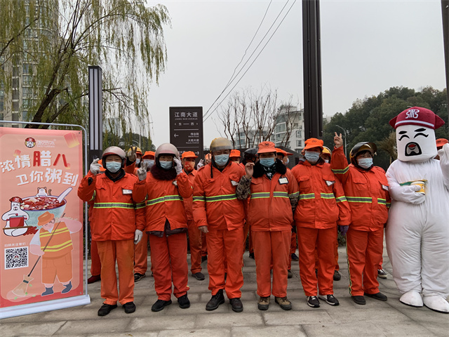 粥大白將臘八粥送至環衛工人們的手中